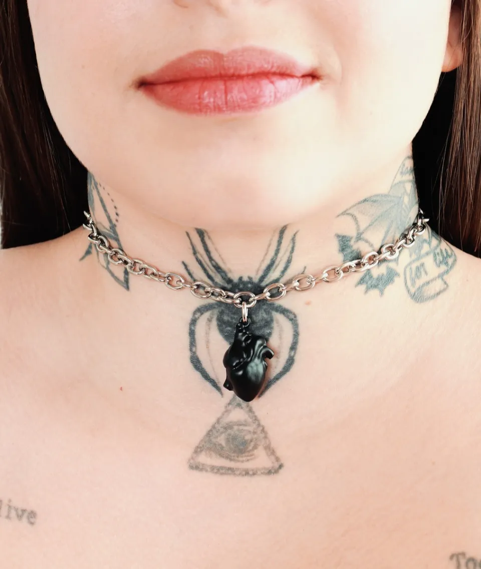 Choker Corrente Coração Anatômico Preto
