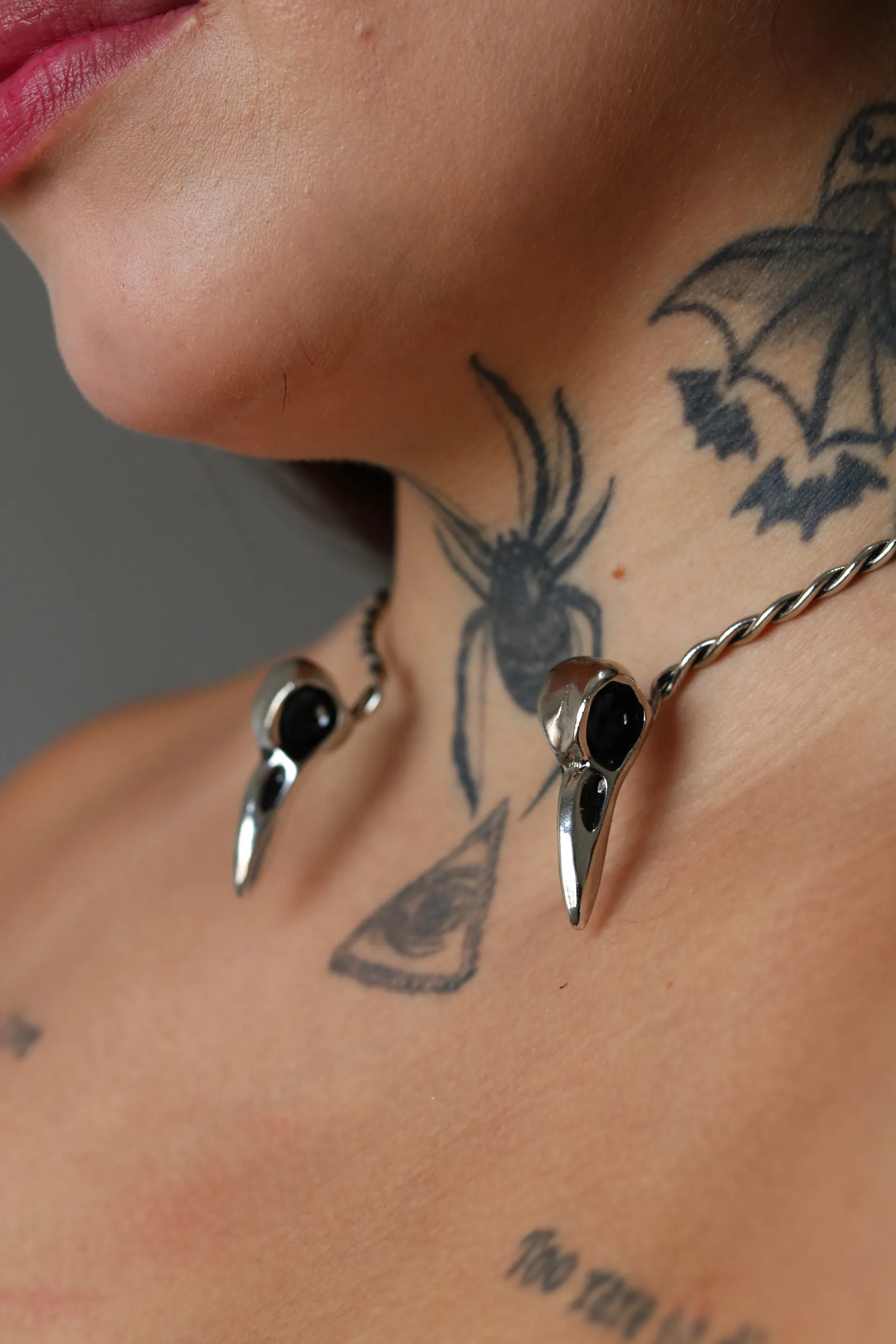 Choker Raven Prateado